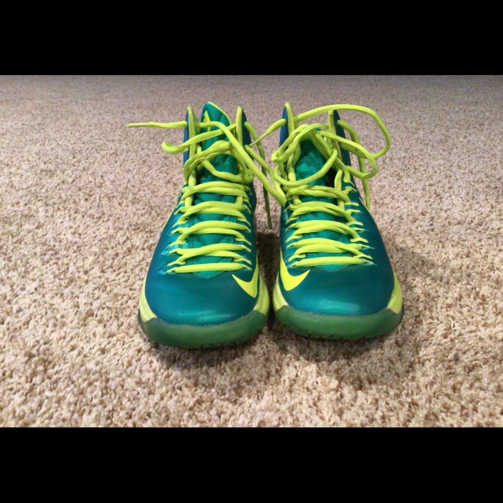 NikeiD sz 7 like new basketball sneakers womens, green and yellow